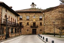 Santa Maria la Mayor a Ezcaray, Spagna - La costruzione austera della principale chiesa di Ezcaray, dedicata alla Madonna. Edificata nel XV° secolo sui resti di un precedente dificio romanico ...