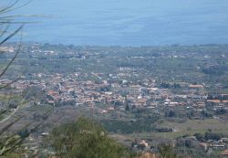 Santa Venerina e il mare Jonio in Sicilia. Siamo sulla Strada del Vino dell'Etna - © Lelezaff, Pubblico dominio, Wikipedia