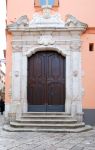 Sant'Agata de Goti (BN), l'ingresso di Palazzo San Francesco. Questo edificio, appartenente al complesso del convento francescano, oggi ospita anche la sede del Palazzo Municipale. La ...