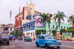 Santiago de Cuba è considerata "la cuna de la Revoluciòn" (la culla della Rivoluzione). In città si possono vedere molti cartelli di propaganda politica - © ...