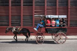 Santiago de Cuba: un "taxi" collettivo trainato da un cavallo nelle strade della città - © dubes sonego / Shutterstock.com
