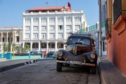 Santiago de Cuba, Cuba: una vecchia auto statunitense parcheggiata in una strada del centro - © EsHanPhot / Shutterstock.com
