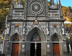 Una vista della facciata neogotica del santuario di Las Lajas, circa 7 km a sud-est della città di Ipiales, in Colombia - foto © Jess Kraft / Shutterstock.com