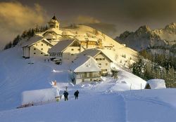 Santuario del Monte Lussari, si trova vicino a Tarvisio in Friuli - © Pecold / Shutterstock.com