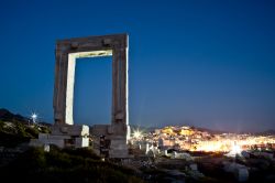 Santuario di Apollo by night a Naxos, Grecia - La porta d'ingresso di Naxos, più conosciuta come Tempio di Apollo, si trova a picco sul mare e quando la sera è illuminata si ...