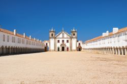 Il fantastico santuario di Nossa Senhora do Cabo risalente al XV secolo sorge presso Cabo Espichel a Sesimbra (Portogallo).
