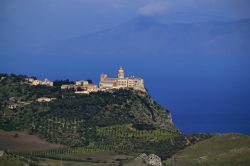 Veduta aerea del Santuario di Tindari (Sicilia) - Il fatto che questo complesso ecclesiastico si trovi collocato in una zona assolutamente stupenda, ossia a strapiombo sul mare, gli attribuisce ...