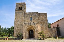 Il Santuario di Santa Maria Regina d'Anglona a Tursi, Basilicata. L'edificio è a croce latina e con tre navate di cui quella centrale larga e alta e le laterali piuttosto strette ...