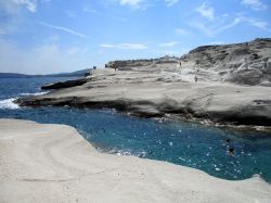 Le rocce bianche e l'assenza di vegetazione rendono il panorama di Sarakinko molto simile a quello di uno scenario lunare. Si tratta a tutti gli effetti di una delle spiagge più fotografate ...