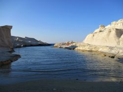 Sarakiniko, Milos: è una delle spiagge più particolari di Milos e dell'intera Grecia, grazie alla presenza di formazioni rocciose calcaree che circondano l'acqua.