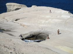 Le rocce di Sarakiniko sono uno spettacolo della natura che meriterebbe una maggiore tutela. Prese d'assalto dai vacanzieri in estate, purtroppo subiscono spesso vandalismo da parte dei ...