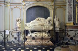 Sarcogafo marmoreo in una cappella laterale della cattedrale di San Giovanni a Besancon, Francia - © Denis Costille / Shutterstock.com