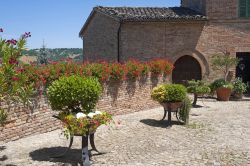 Sarnano, provincia di Macerata: un vecchio casale con il suo cortile (Marche).
