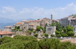 Sartène, Corsica: il borgo si trova su un promontorio che domina la valle del Rizzanese, nel sud dell'isola.

