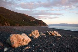 Il contrasto delle rocce bianche sulla spiaggia nera di Nonza in Corsica