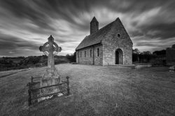 Saul Church a Downpatrick, Irlanda del Nord. Si trova due miglia fuori dalla città questa graziosa chiesetta costruita nel 1932 per commemorare la prima chiesa di San Patrizio in Irlanda ...
