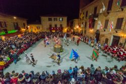 Sbandieratori a Torrita di Siena in occasione del Palio dei Somari a marzo. - © Stefano Mazzola / Shutterstock.com