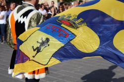 Sbandieratori in piazza ad Acquapendente in occasione della Festa dei Pugnaloni