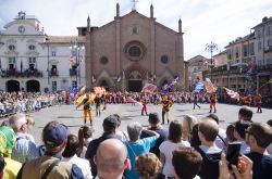 Sbandieratori in piazza ad Asti, durante il Palio di settembre - © Stefano Guidi / Shutterstock.com