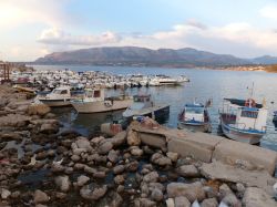 Barche alla rada del porto di Trappeto in Sicilia - © lensfield / Shutterstock.com