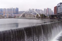 Sbarramento sul fiume nella città di Guiyang, Cina, con il ponte sullo sfondo - © B.Panupong / Shutterstock.com
