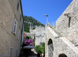 Scale di accesso alle mura di Ston, penisola di Peljesac, Croazia. La città è famosa per le sue articolate fortificazioni nonché per il patrimonio storico.
