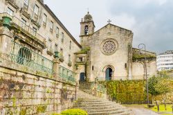 Scale e facciata della chiesa di San Francesco a Pontevedra, Galizia, Spagna. La chiesa e il convento gotici dedicati a San Francesco risalgono al XIV° e XV° secolo mentre il portale ...