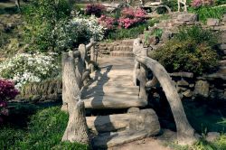 Scale e ponte in legno su un ruscello nel parco Old Mill di Little Rock, Arkansas (USA).

