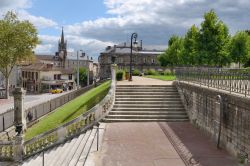 Scalinata ai Giardini Orsay di Limoges, Francia. Costruito sui resti dell'antico anfiteatro romano, questo parco si trasforma in teatro in occasione di eventi musicali - © StockphotoVideo ...