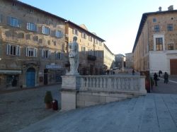 Scalinata della cattedrale, vista del centro storico di Urbino