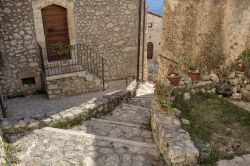 Una caratteristica via di Santo Stefano di Sessanio, L'Aquila, Abruzzo. Questo gioiello incastonato fra i monti si trova nei pressi dell'altopiano di Campo Imperatore.
