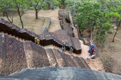 La grande scalinata della fortezza di Sigiriya (Sri Lanka). La scalinata conduce ai famosi affreschi dipinti sulle pareti di una galleria nella roccia, e poi cotinua fino alle rovine del ...