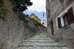 Una scala di pietra conduce alla Chiesa dell'Annunciazione, nella cittadella di Corte, Corsica - il fascino di Corte si racchiude proprio qui: nelle case di pietra, nelle stradine e nelle ...