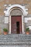 Scalinata e ingresso della chiesa di San Francesco a Vetralla, Lazio. E' uno dei monumenti religiosi più importanti del viterbese. Fu edificata sui resti di un tempio paleocristiano ...