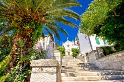 Scalinata in pietra e chiesetta bianca, nel tipico stile mediterraneo. Siamo a Rogoznica, in Dalmazia (Croazia).