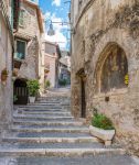 Una scalinata in pietra fra le vecchie abitazioni di Subiaco, provincia di Viterbo, Lazio.

