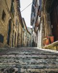 Scalinata in pietra nel centro storico di Civitella del Tronto in Abruzzo.