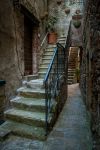 Una scalinata in pietra nel cuore del villaggio toscano di Capalbio, provincia di Grosseto. Siamo nella campagna della Maremma - © robertonencini / Shutterstock.com