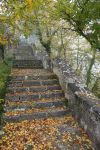 Una scalinata in pietra ricoperta da foglie nei pressi di Jajce, Bosnia e Erzegovina, in autunno.


