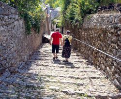 Una scalinata nel villaggio di Blagaj, in Bosnia-Erzegovina - nella foto possiamo vedere una delle tante scalinate dell'antico villaggio di Blagaj che, essendo stato costruito sul fianco ...
