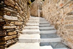 Scalinata nella "chora" di Naxos, Grecia - Passeggiando per Naxos si possono scoprire alcuni scorci panoramici davvero incantevoli © Christos Siatos / Shutterstock.com