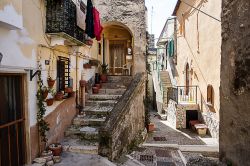 Scalinate nel centro storico di Popoli, Abruzzo. Questi vecchi gradini accompagnano all'ingresso delle case più antiche del borgo medievale che da sempre va fiero delle sue tradizioni ...