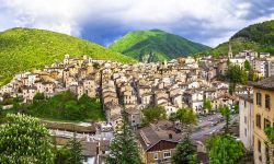 Scanno e i verdi paesaggi abruzzesi - © Leoks/ Shutterstock.com