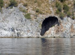 Scario, una grotta alla baia della Masseta, spiaggia dei Gabbiani (Campania).
