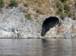 Scario, una grotta alla baia della Masseta, spiaggia dei Gabbiani (Campania).
