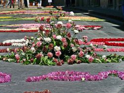 Scarperia, Toscana: l'infiorata nel centro storico - © Massimilianogalardi, CC BY-SA 3.0, Wikipedia