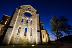 Scatto notturno della Abbazia di San Galgano in Toscana - © Paolo Querci / Shutterstock.com