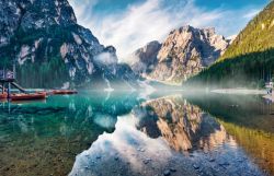 Scenario incantato mattutino al lago di Braies in Alto Adige