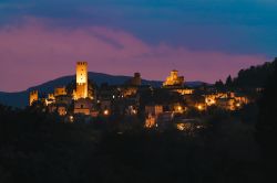 Scende la notte sul borgo di Castel'Arquato in Emilia-Romagna - © Filippo Bannino / Shutterstock.com
