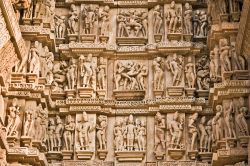 Scene di sesso del Tempio Vishnavath, Khajuraho, Madhya Pradesh, India - © Luciano Mortula / 123RF 